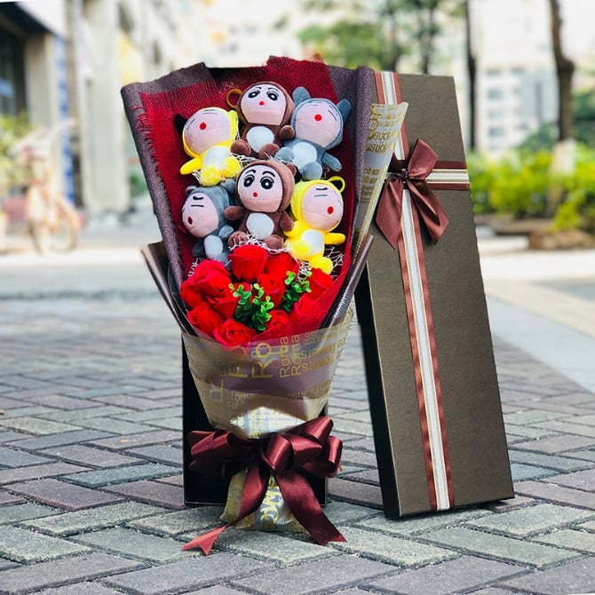 6pcs shin chan with 11pcs soap flower gift box / Love Present for Birthday Anniversary Valentines mother's father's day present card