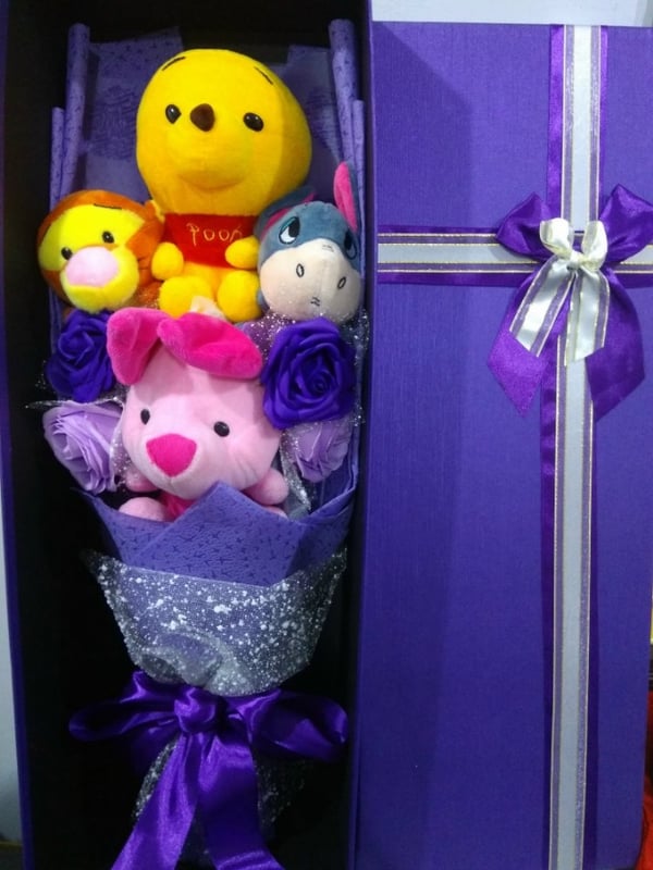 4pcs winnie the pooh and 4pcs soap flower bouquet with gift box