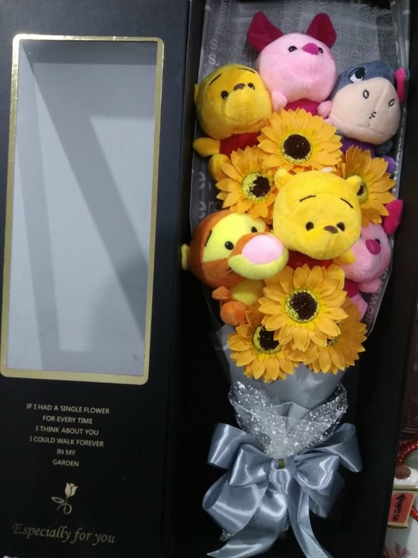 6pcs winnie the pooh and 6pcs sunflower soap flower bouquet with gift box