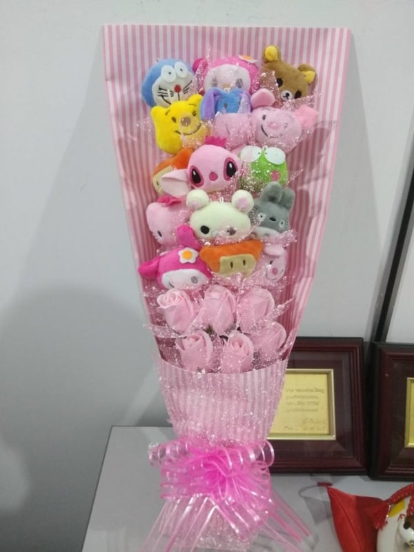 15pcs cute stitch winnie the pooh doreamon with 6pcs soap flower bouquet with gift box