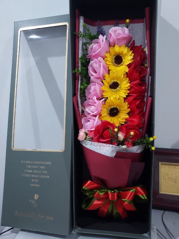 12pcs Rose 3pcs sunflower mix soap flower and gift box