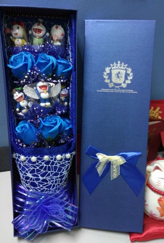 6pcs doraemon with 6pcs flower and gift box /cartoon bouquet free present card