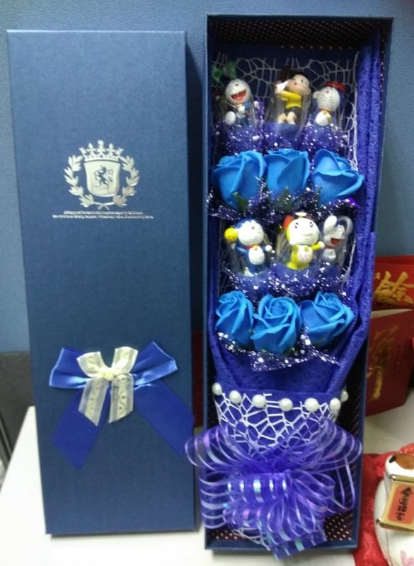 6pcs doraemon with 6pcs flower and gift box /cartoon bouquet free present card