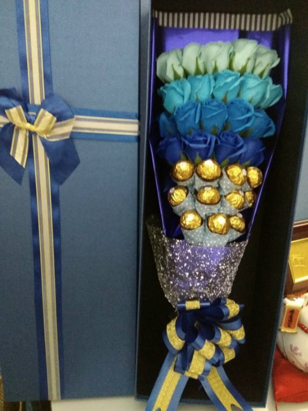 19pcs soap flower with 11pcs ferrero rocher birthdays with gift box