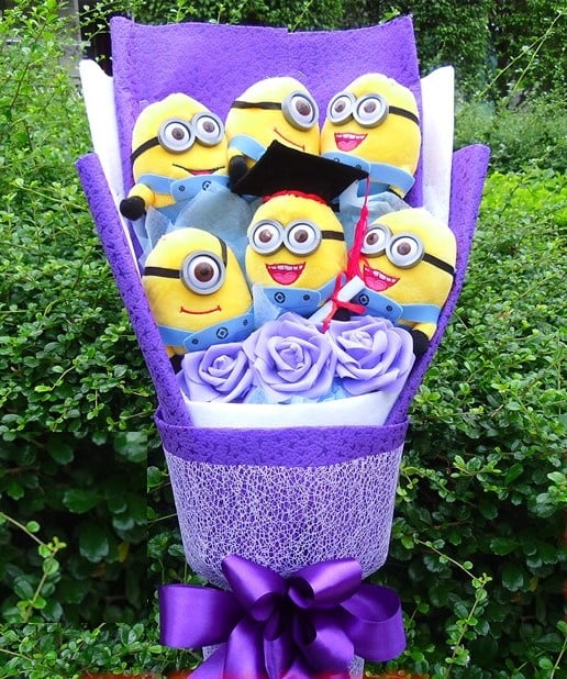 6pcs graduation minion with 3 big flower Gift box and free card