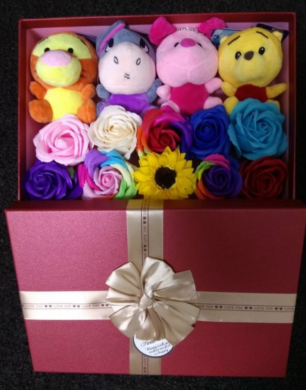 4pcs family winnie the pooh 10pcs big and rainbow soap flower with gift box