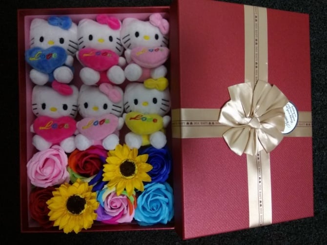 6pcs hello kitty 8pcs big and rainbow soap flower with gift box
