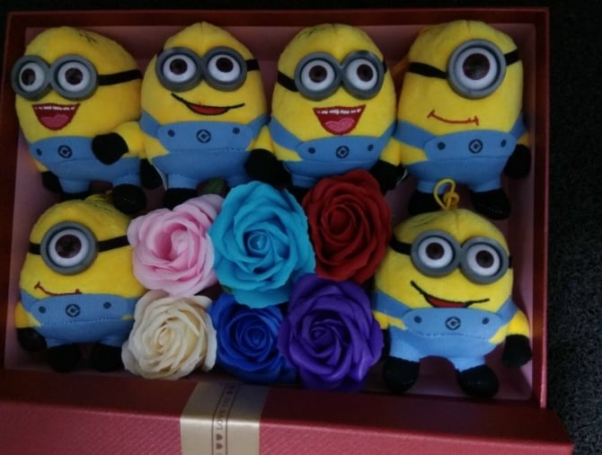 6pcs minion with 6pcs big soap flower with gift box