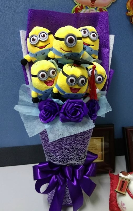 6pcs graduation minion with 3 big flower Gift box and free card